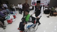 Gubernur Khofifah melepas sebanyak 445 jamaah calon haji kloter pertama embarkasi Surabaya dari jumlah seluruh jamaah calon haji sebanyak 36.928 yang tergabung di 84 kloter. ANTARA FOTO/Moch Asim