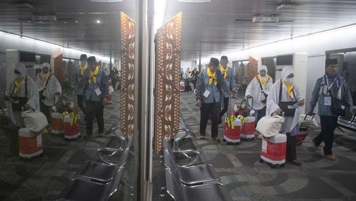 Momen Keberangkatan Jamaah Calon Haji di Berbagai Daerah Jamaah calon haji berjalan menuju pesawat yang membawa ke Tanah Suci di Bandara Soekarno Hatta, Tangerang, Banten, Selasa (23/5/2023). Sebanyak 393 jamaah calon haji kloter pertama embarkasi Jakarta yang merupakan bagian dari 7.510 jamaah yang terbagi dalam 19 kloter dari delapan embarkasi diberangkatkan menuju Madinah, Arab Saudi pada 24 Mei 2023. ANTARA FOTO/Wahyu Putro A/tom.