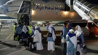 Sebanyak 393 jamaah calon haji kloter pertama embarkasi Makassar diberangkatkan ke Arab Saudi. ANTARA FOTO/Abriawan Abhe