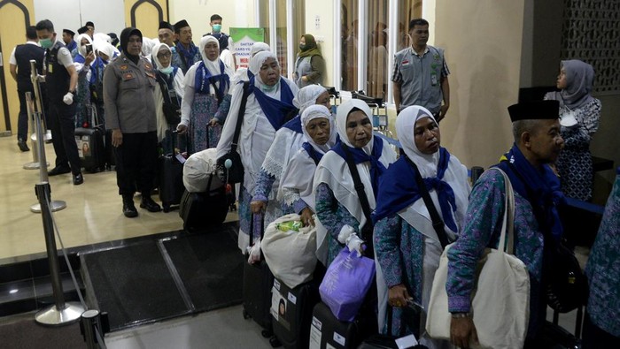 Jamaah calon haji keluar dari aula Mina usai mengikuti pelepasan calon haji di Asrama Haji Sudiang, Makassar, Sulawesi Selatan, Selasa (23/5/2023) malam. Sebanyak 393 jamaah calon haji kloter pertama embarkasi Makassar diberangkatkan ke Arab Saudi. ANTARA FOTO/Abriawan Abhe/foc.
