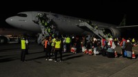 Sejumlah jamaah calon haji antre menaiki pesawat di Bandara Adi Soemarmo, Boyolali, Jawa Tengah, Rabu (24/5/2023) dini hari. ANTARA FOTO/Aloysius Jarot Nugroho
