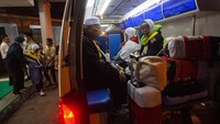 Sebanyak 374 jemaah calon haji asal Provinsi Kepri diberangkatkan menuju Tanah Suci melalui Bandara Internasional Hang Nadim. ANTARA FOTO/Teguh Prihatna