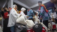 Sejumlah calon haji kelompok terbang (kloter) pertama embarkasi Batam berjalan menuju bus sebelum diberangkatkan ke Bandara Internasional Hang Nadim di Asrama Haji Batam, Kepulauan Riau, Rabu (24/5/2023). ANTARA FOTO/Teguh Prihatna