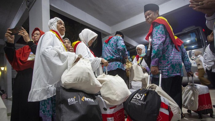 Sejumlah calon haji kelompok terbang (kloter) pertama embarkasi Batam berjalan menuju bus sebelum diberangkatkan ke Bandara Internasional Hang Nadim di Asrama Haji Batam, Kepulauan Riau, Rabu (24/5/2023). Sebanyak 374 jemaah calon haji asal Provinsi Kepri diberangkatkan menuju Tanah Suci melalui Bandara Internasional Hang Nadim. ANTARA FOTO/Teguh Prihatna/foc.