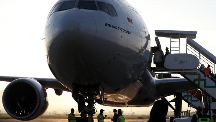 Warga melambaikan tangan pada pesawat Garuda boing 777-300 ER yang membawa 393 jamaah calon haji kloter pertama embarkasi Aceh di Bandara Internasional Sultan Iskandar Muda, Aceh Besar, Aceh, Rabu (24/5/2023). Kementerian agama mulai memberangkatkan 3.123 jamaah calon haji kloter pertama dari embarkasi Makassar (UPG), Surabaya (SUB), Solo (SOC), Bekasi (JKS), Pondok Gede (JKG), Batam (BTH), Medan (KNO) dan Aceh (BTJ) dengan tujuan Madinah, Arab Saudi pada 24 Mei 2023. ANTARA FOTO/Irwansyah Putra/foc.