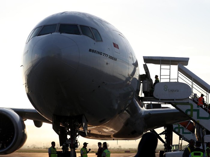 Warga melambaikan tangan pada pesawat Garuda boing 777-300 ER yang membawa 393 jamaah calon haji kloter pertama embarkasi Aceh di Bandara Internasional Sultan Iskandar Muda, Aceh Besar, Aceh, Rabu (24/5/2023). Kementerian agama mulai memberangkatkan 3.123 jamaah calon haji kloter pertama dari embarkasi Makassar (UPG), Surabaya (SUB), Solo (SOC), Bekasi (JKS), Pondok Gede (JKG), Batam (BTH), Medan (KNO) dan Aceh (BTJ) dengan tujuan Madinah, Arab Saudi pada 24 Mei 2023. ANTARA FOTO/Irwansyah Putra/foc.