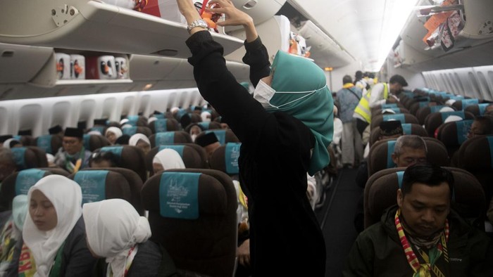 Jamaah calon haji berjalan menuju pesawat yang membawa ke Tanah Suci di Bandara Soekarno Hatta, Tangerang, Banten, Selasa (23/5/2023). Sebanyak 393 jamaah calon haji kloter pertama embarkasi Jakarta yang merupakan bagian dari 7.510 jamaah yang terbagi dalam 19 kloter dari delapan embarkasi diberangkatkan menuju Madinah, Arab Saudi pada 24 Mei 2023. ANTARA FOTO/Wahyu Putro A/tom.
