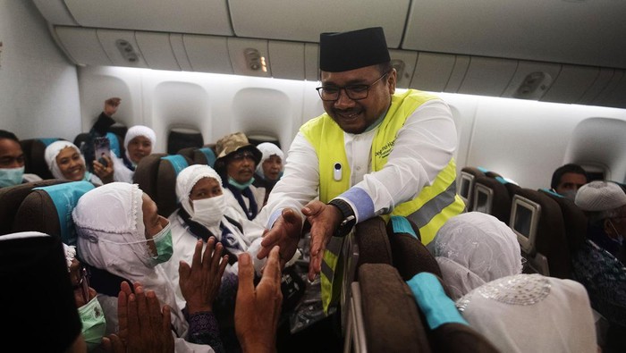 Menteri Agama Yaqut Cholil Qoumas menyalami jamaah calon haji didalam pesawat sebelum diberangkatkan ke Tanah Suci di Bandara Soekarno Hatta, Tangerang, Banten, Rabu (24/5/2023). Sebanyak 393 jamaah calon haji kloter pertama embarkasi Jakarta yang merupakan bagian dari 7.510 jamaah yang terbagi dalam 19 kloter dari delapan embarkasi diberangkatkan menuju Madinah, Arab Saudi pada 24 Mei 2023.