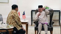 Menteri Pertahanan Prabowo Subianto melakukan pertemuan bilateral dengan Perdana Menteri Malaysia Anwar Ibrahim, di sela-sela kegiatan The 16th Langkawi International Maritime and Aerospace Exhibition 2023 (LIMA 2023), di Malaysia, pada Selasa malam (23/5/2023). 