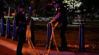 Otoritas setempat meyakini insiden itu disengaja. Namun, motif di balik aksi menabrakkan truk ke pembatas keamanan dekat Gedung Putih itu tidak diketahui secara jelas. (REUTERS/Nathan Howard)  