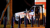 Seperti dilansir Reuters, Rabu (24/5/2023), pemuda asal Missouri yang diidentifikasi bernama Sai Varshith Kandula (19) itu ditahan oleh Secret Service usai truk yang dikemudikannya menabrak pembatas keamanan di Lafayette Square, yang hanya berjarak satu blok dari Gedung Putih, pada Senin (22/5) malam. (REUTERS/Nathan Howard)  