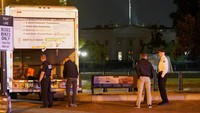 Secret Service AS dan lembaga penegak hukum lainnya menyelidiki truk boks sewaan yang menabrak penghalang keamanan di Lafayette Park, kawasan Gedung Putih, Washington, Amerika Serikat, Selasa (23/5/2023). (REUTERS/Nathan Howard)  