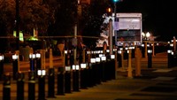 Seorang saksi mata Reuters melihat para penyidik mengeluarkan sebuah bendera swastika Nazi dari dalam truk. Tidak ada senjata yang ditemukan di dalam truk yang disewa oleh Kandula itu. (REUTERS/Nathan Howard)  