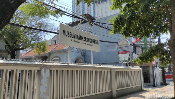 Museum Kanker Indonesia berada di Jalan Kayoon 16-18 Surabaya. Ini merupakan museum kanker pertama dan satu-satunya di dunia.