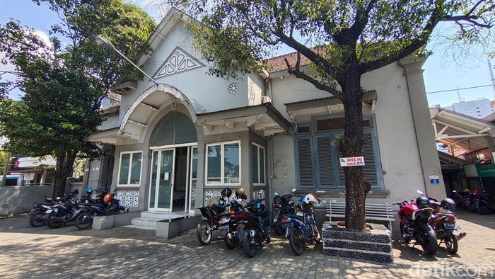 Museum Kanker Indonesia berada di Jalan Kayoon 16-18 Surabaya. Ini merupakan museum kanker pertama dan satu-satunya di dunia.