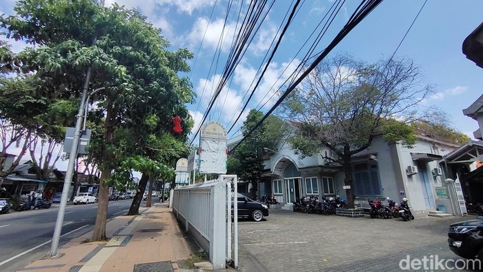 Museum Kanker Indonesia berada di Jalan Kayoon 16-18 Surabaya. Ini merupakan museum kanker pertama dan satu-satunya di dunia.