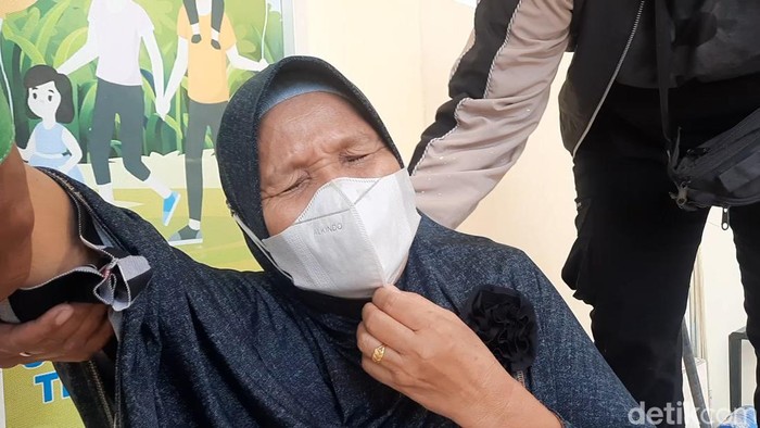 Neti, Nenek tersangka cabul menangis histeris atas penangkapan cucunya.