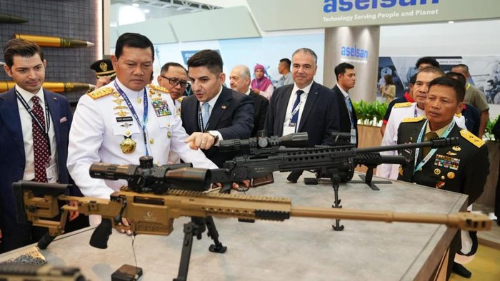 Pameran Maritim dan Dirgantara Internasional Langkawi 2023 sedang digelar di Malaysia. Panglima TNI Laksamana Yudo Margono hadir dalam pembukaan pameran.