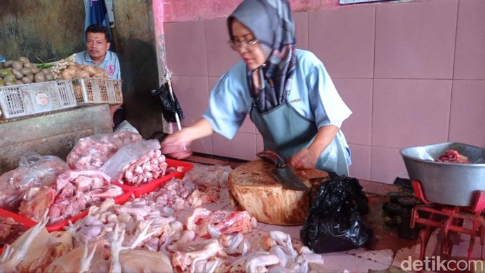 Pedagang daging ayam di Pasar Manis Ciamis.