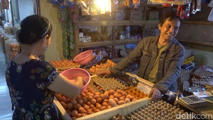 Pedagang telur di Pasar Kosambi Bandung.