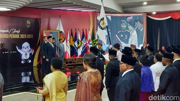 Pelantikan komisioner KPU provinsi di KPU Pusat