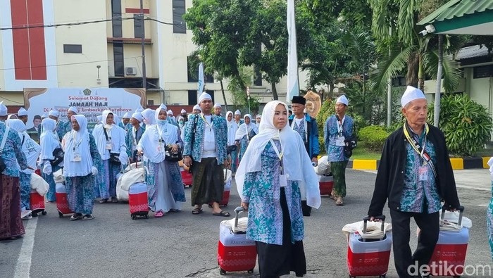 Pemberangkatan calon jemaah haji asal Jatim berlangsung haru