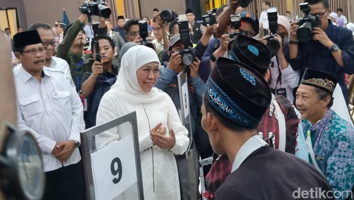 Pemberangkatan calon jemaah haji asal Jatim berlangsung haru