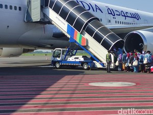 450 Calon Jemaah Haji Asal Jatim Berangkat ke Tanah Suci dari Bandara Juanda