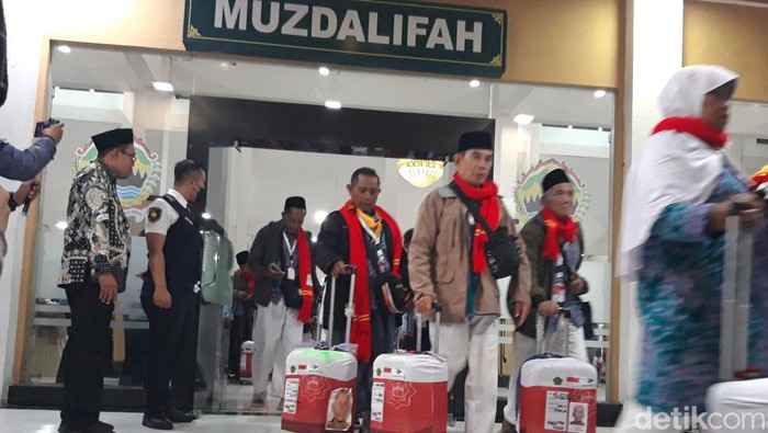 Para jemaah calon haji kloter satu Embarkasi Solo berangkat menuju bandara Adi Soemarmo, Boyolali untuk selanjutnya terbang ke Arab Saudi.