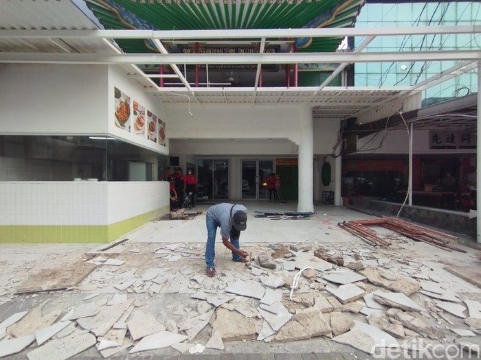 Pemda mermbongkar sejumlah ruko di Jalan Niaga, Pluit, Penjaringan, Jakarta Utara (Jakut), dianggap melanggar aturan karena memakan badan jalan (Brigitta Belia/detikcom)