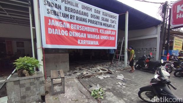 Pemda mermbongkar sejumlah ruko di Jalan Niaga, Pluit, Penjaringan, Jakarta Utara (Jakut), dianggap melanggar aturan karena 'memakan' badan jalan (Brigitta Belia/detikcom)