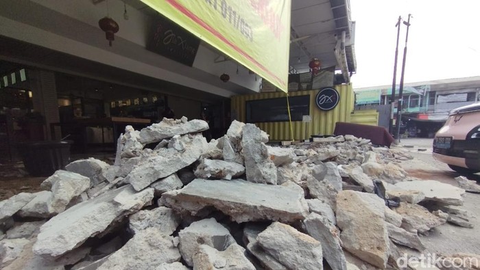 Pemda mermbongkar sejumlah ruko di Jalan Niaga, Pluit, Penjaringan, Jakarta Utara (Jakut), dianggap melanggar aturan karena memakan badan jalan (Brigitta Belia/detikcom)