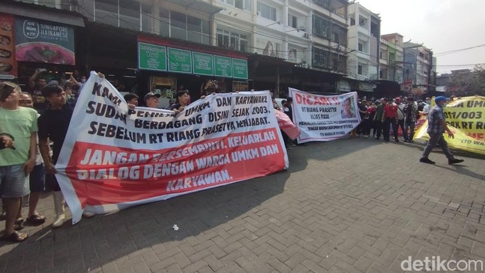 Pemilik ruko dan karyawan di Pluit demo saat pembongkaran dilakukan