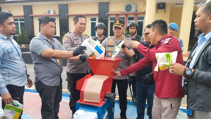 Pemusnahan bibit jagung palsu di Mapolres Sidrap.