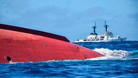 Selasa (16/5/2023) kapal ikan china terbalik di perairan Samudera Hindia. Kapal dengan nama Lupeng Yuanyu 028 itu diketahui membawa 39 anak buah kapal (ABK), dengan 17 ABK di antaranya merupakan warga negara Indonesia (WNI). Hasil penyelidikan awal yang dirilis pemerintah China menyebutkan tidak ada korban selamat dalam insiden tersebut. AFP Photo