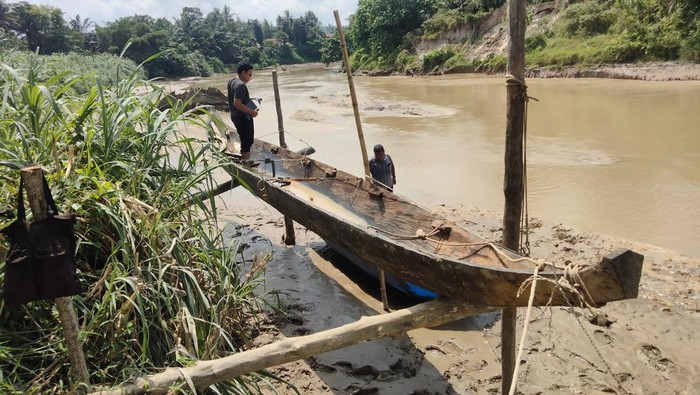 Penampakan perahu kuno yang ditemukan warga di Asahan dari dasar sungai.