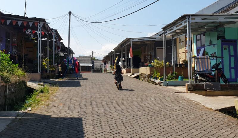 Seorang anak bermain sepeda di Perumahan Seniman Rambut Asgar PPRG, Kabupaten Garut, Jawa Barat, Senin (22/5/2023). Saat ini pemerintah melalui Kementerian PUPR membangun perumahan untuk seniman rambut atau tukang cukur Asli Garut (Asgar).