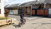 Seorang anak bermain sepeda di Perumahan Seniman Rambut Asgar PPRG, Kabupaten Garut, Jawa Barat, Senin (22/5/2023).  