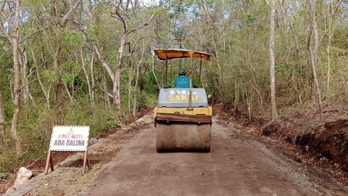 Dinas PUTR Kabupaten Buleleng akan memperbaiki ruas jalan di TPA Bengkala dan Pura Segara Rupek menggunakan campuran aspal dan sampah plastik.