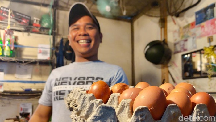 Penjual menunjukkan sisa telur pecah yang banyak dicari pembeli.
