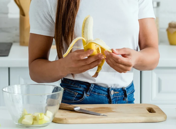 Penyanyi Ini Kapok Makan Pisang di Tempat Umum, Alasannya Tak Terduga!
