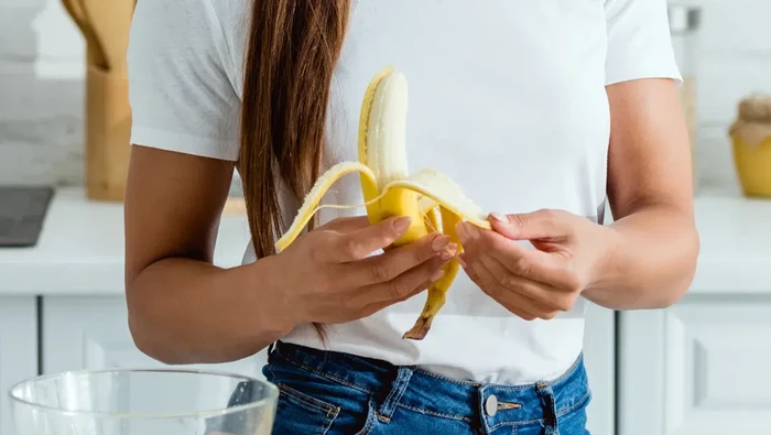 Penyanyi Ini Kapok Makan Pisang di Tempat Umum, Alasannya Tak Terduga!
