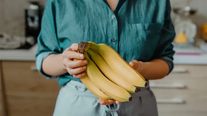 Penyanyi Ini Kapok Makan Pisang di Tempat Umum, Alasannya Tak Terduga!