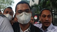 Dadan pulang setelah menjalani pemeriksaan tersangka.  