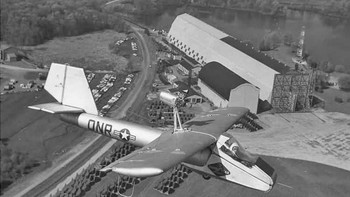 Diciptakan pada tahun 1950-an, Goodyear Inflatoplane dimaksudkan sebagai pesawat tiup yang dapat dijatuhkan dari udara di lokasi di mana pilot ditembak jatuh. Idenya adalah bahwa pilot yang terdampar dapat mengembangkan pesawat dan menerbangkannya ke tempat yang aman. Penerbangan uji awal cukup menjanjikan, tetapi sepasang kecelakaan pada tahun 1959 - satu yang fatal - meredam antusiasme. Proyek ini tertatih-tatih dan akhirnya dibatalkan pada tahun 1973. Foto: Ranker