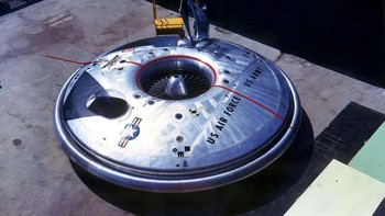 Avro Avrocar terinspirasi oleh klaim seorang insinyur Jerman bahwa dia telah mengerjakan desain piring terbang untuk Reich Ketiga selama Perang Dunia II. John Carver Meadows Frost ( Jack Frost ), seorang desainer di Avro Canada, mencoba mereplikasi klaim tersebut, dan Angkatan Udara AS memesan dua prototipe. Mereka selesai pada tahun 1957; meskipun mereka terbang, mereka tidak stabil di ketinggian mana pun di atas 3 kaki. Ini sedikit masalah bagi pesawat terbang, jadi proyek itu dibatalkan. Foto: Ranker