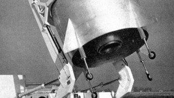 Dikembangkan oleh insinyur penerbangan Prancis pada 1950-an, SNECMA Coléoptère adalah upaya awal pesawat VTOL (Lepas Landas dan Pendaratan Vertikal). Itu memiliki satu jet yang menggerakkannya baik secara vertikal maupun horizontal, berputar untuk mengubah sikap saat terbang. Meskipun penerbangan uji awal menjanjikan, Coléoptère (yang namanya berarti kumbang dalam bahasa Prancis) kehilangan kendali pada penerbangan kesembilannya dan jatuh setelah pilotnya keluar. Tidak ada lagi prototipe yang dibuat. Foto: Ranker