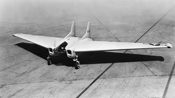 Dirancang menjelang akhir Perang Dunia II, Northrops XP-79B adalah sayap terbang bertenaga jet dengan badan pesawat magnesium tugas berat yang sengaja dibangun untuk bertahan dari benturan kecepatan tinggi. Pesawat itu seharusnya mencegat pembom musuh dan benar-benar terbang ke dalamnya , memotong kerangka mereka dengan sayap yang diperkuat. Selama penerbangan uji satu-satunya, XP-79B jatuh, menewaskan pilotnya. Saat itu, Perang Dunia II telah berakhir dan desainnya ditinggalkan. Foto: Ranker