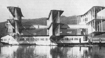 Berapa banyak sayap yang dibutuhkan pesawat terbang? Para perancang Caproni Ca.60 Transaereo (juga dieja Transaero) menganggap sembilan adalah angka yang bagus. Dibangun di Italia, Ca.60 adalah upaya awal sebuah pesawat transatlantik, yang dirancang untuk membawa 100 penumpang. Itu mengudara pada penerbangan uji pertamanya pada bulan Februari atau Maret 1921, tetapi jatuh di air pada upaya berikutnya, dan desainnya ditinggalkan. Foto: Ranker