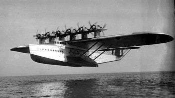 Jika Caproni Ca.60 berusaha memecahkan masalah penerbangan transatlantik dengan satu ton sayap, Dornier Do X Jerman mencoba menggunakan satu ton baling-baling sebagai gantinya. Dibangun pada tahun 1929, kapal terbang ini memiliki 12 mesin dan lebar sayap yang besar (pada masanya) 157 kaki. Itu bisa membawa 169 orang, membuat rekor dunia yang bertahan 20 tahun. Dornier membangun tiga pesawat, dan mereka melakukan sejumlah penerbangan yang sukses meskipun ada berbagai masalah teknis. Meskipun tidak pernah sukses secara komersial, desainnya membuka jalan bagi industri penerbangan. Foto: Ranker